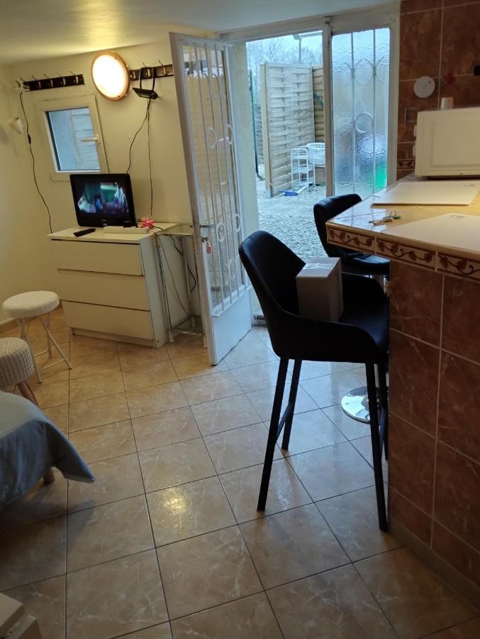 Studio Meuble Avec Piscine Partagee La Ferté-Gaucher Exteriör bild
